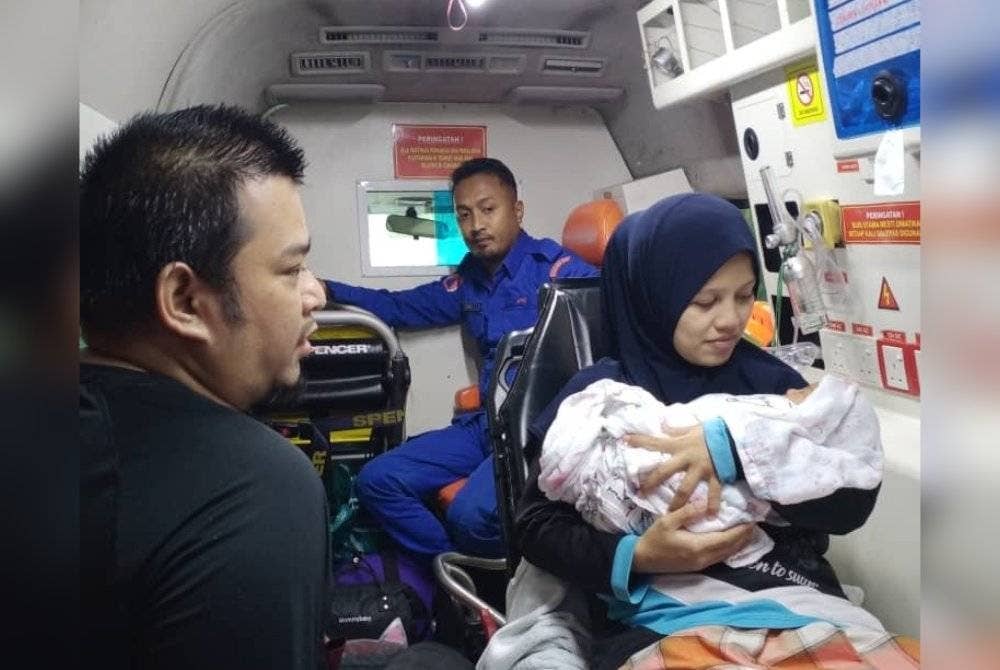 Raihan Nasuha (kanan) bersama bayinya yang berusia empat hari dibawa ke Klinik Kesihatan Seri Langkap, Setiu untuk mendapatkan rawatan.