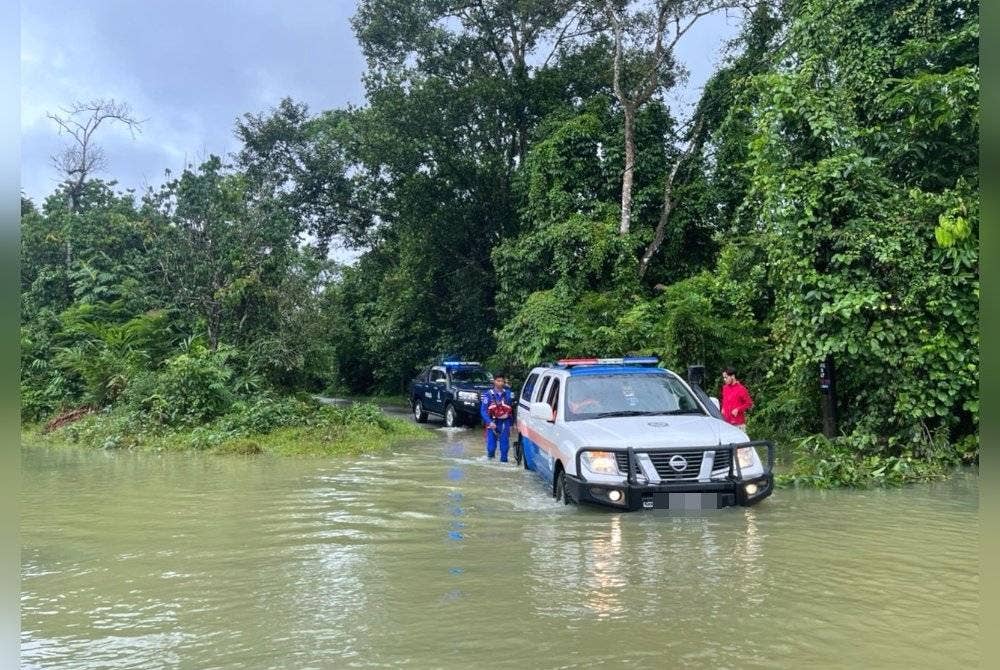 Anggota APM meredah laluan dinaiki air untuk membawa seorang bayi berusia empat hari yang menghidap demam kuning untuk menerima rawatan.