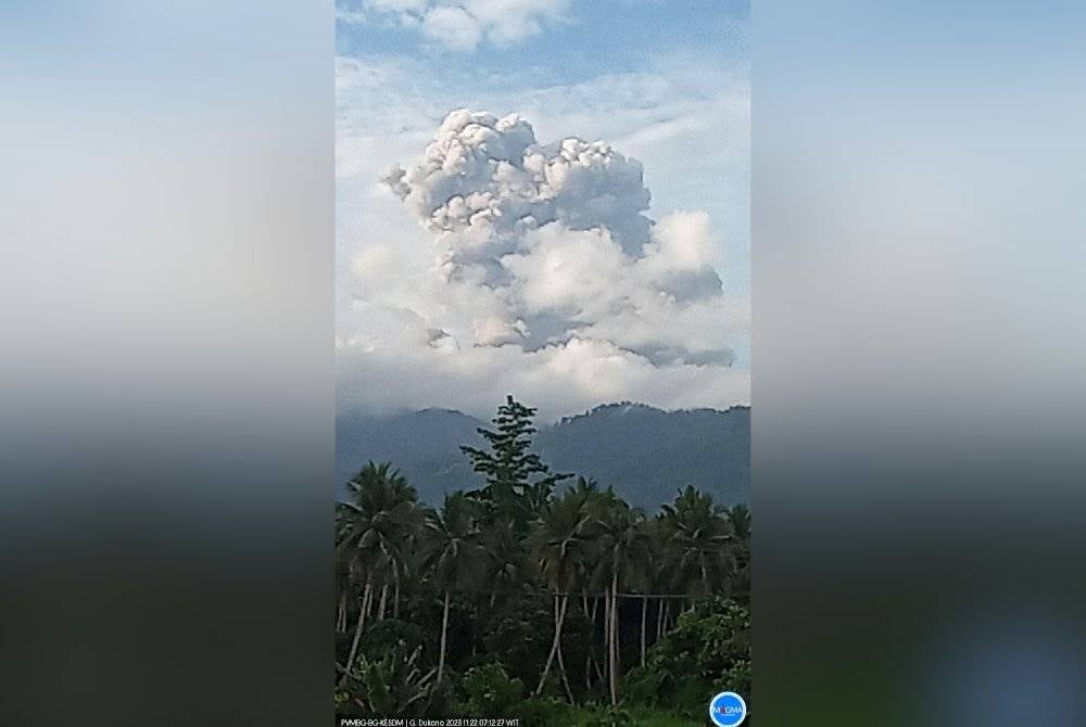 Gunung berapi Dukono di bahagian timur Indonesia meletus pagi Rabu. - Foto PVMBG