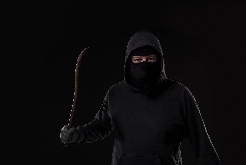 Satu keluarga berdepan detik cemas apabila diacukan parang ketika tidur oleh penyamun bertopeng sehingga mengalami kerugian mencecah RM40,000 dalam kejadian di sebuah taman perumahan di Lenggeng, awal pagi Rabu. - Gambar hiasan 123RF