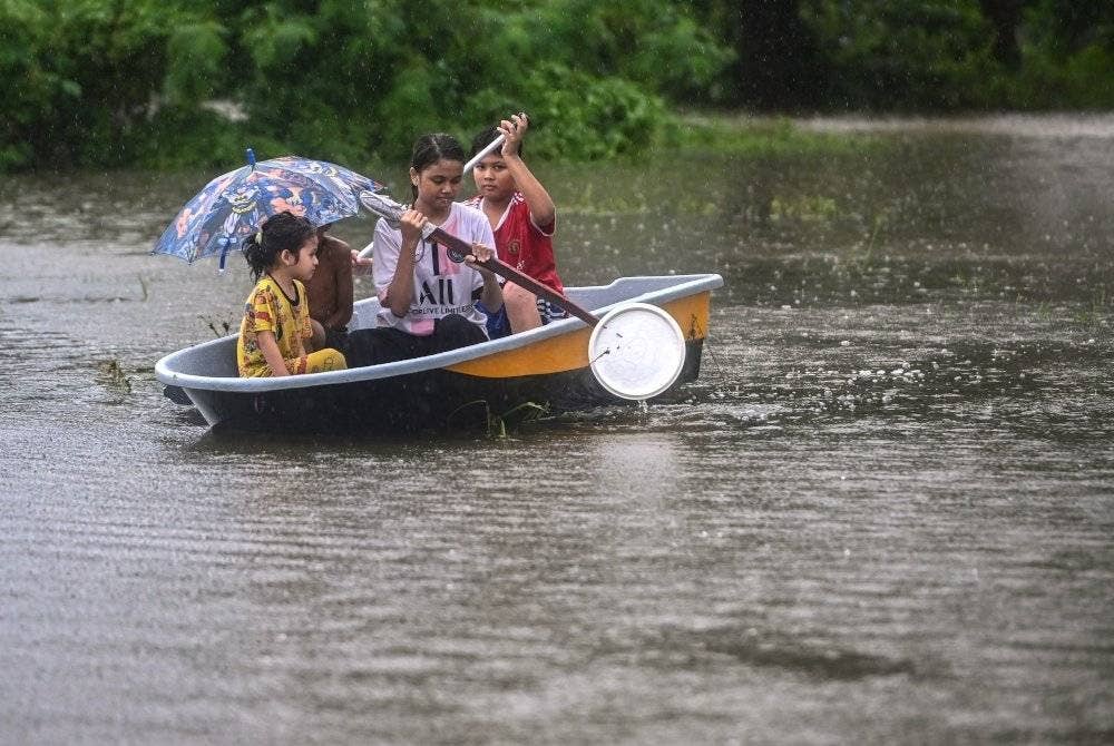 Lima daerah di Terengganu masih terjejas akibat banjir yang bermula kelmarin dengan 32 PPS masih dibuka. - Foto Bernama