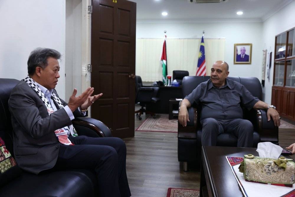 Chun Wai (kiri) berbual bersama Walid ketika melakukan kunjungan hormat terhadap Duta Besar Palestin ke Malaysia itu di Kedutaan Palestin pada Rabu. - Foto Bernama