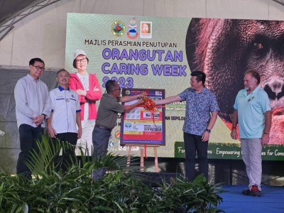  Agustine (tiga dari kiri) merasmikan program sambutan Caring Week 2023 di Pusat Pemulihan Orangutan Sepilok, Sandakan.
