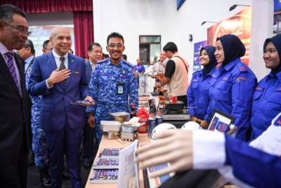 
Armizan (dua, kiri) melawat reruai pada Majlis Madani Siaga 'Sigap Pertahanan Awam: Siaga MTL' Tahun 2023 di Ibu Pejabat Pertahanan Awam pada Rabu. - Foto Bernama