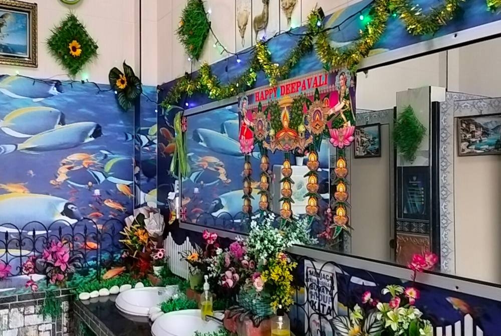 Tandas Pasar Awam Taman Universiti dihias dengan dekorasi musim perayaan.