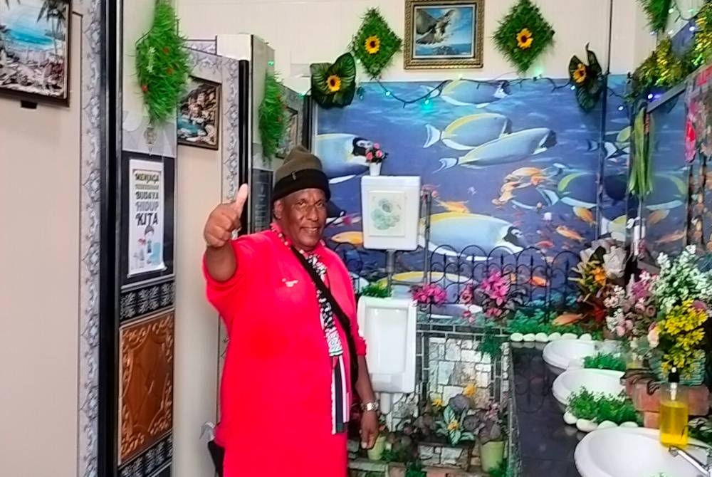 Mamu gembira usahanya menghias tandas Pasar Awam Taman Universiti, berbaloi.