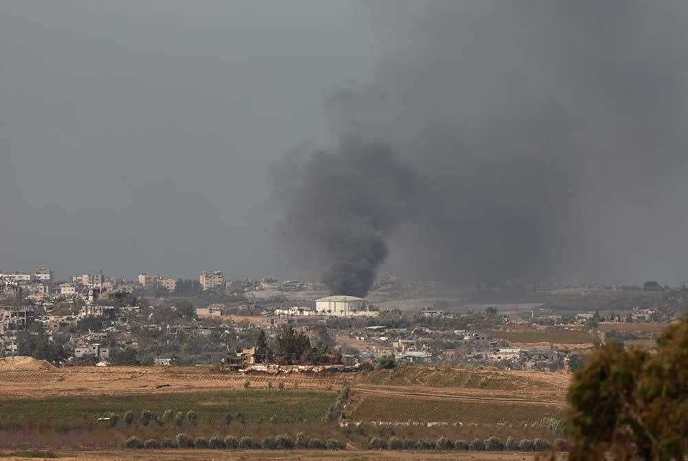 Asap memenuhi ruang udara selepas letupan di bahagian utara Semenanjung Gaza. - Foto EPA