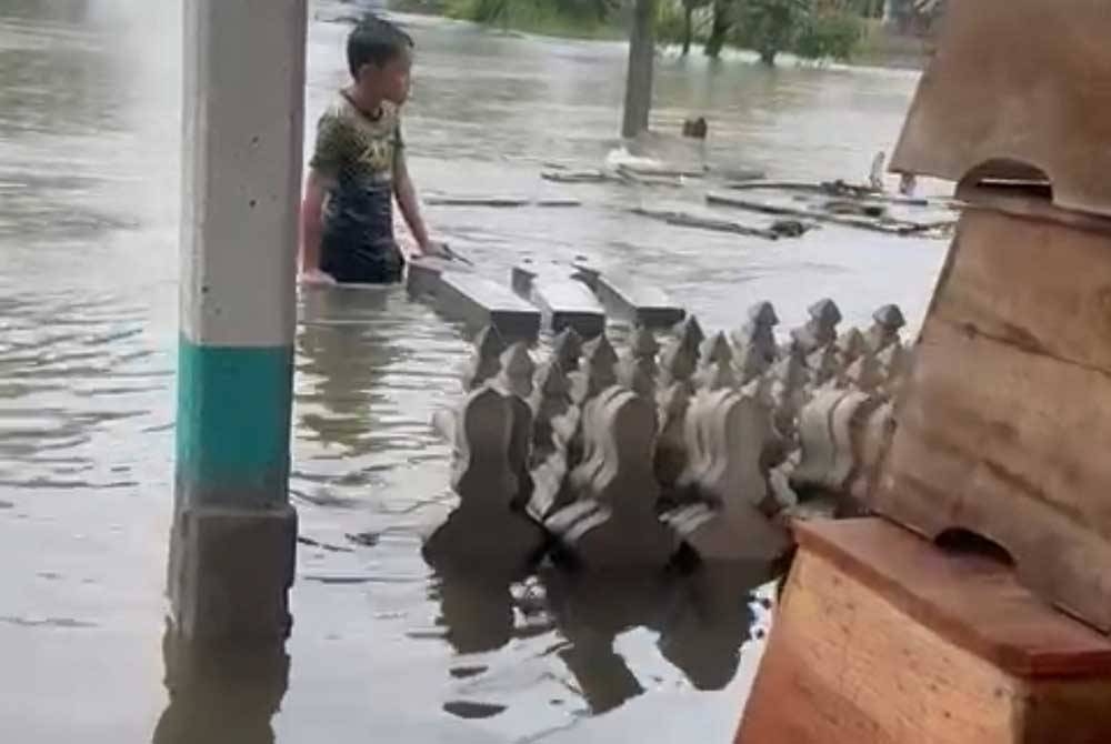Antara alatan pengurusan jenazah seperti batu nisan dan keranda yang perlu dipindahkan ketika stor barangan itu dinaiki air Isnin lalu.