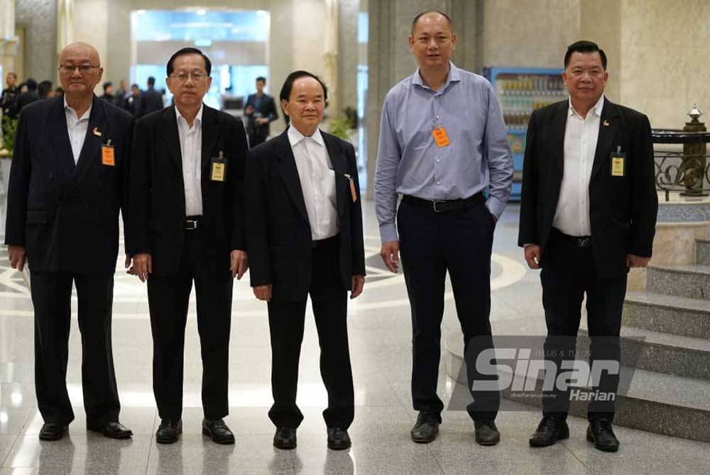 Tai Kim (tengah) antara yang hadir bagi mendengar keputusan Mahkamah Rayuan di Istana Kehakiman Putrajaya pada Khamis. - FOTO SINAR HARIAN/ Rosli Talib