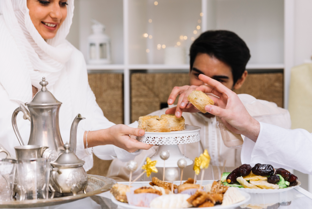 BAGI mereka yang sedang menguyah makanan, tiada masalah untuk melewatkan sedikit bagi menjawab salam tadi jika dalam mulut masih ada makanan. -Gambar hiasan
