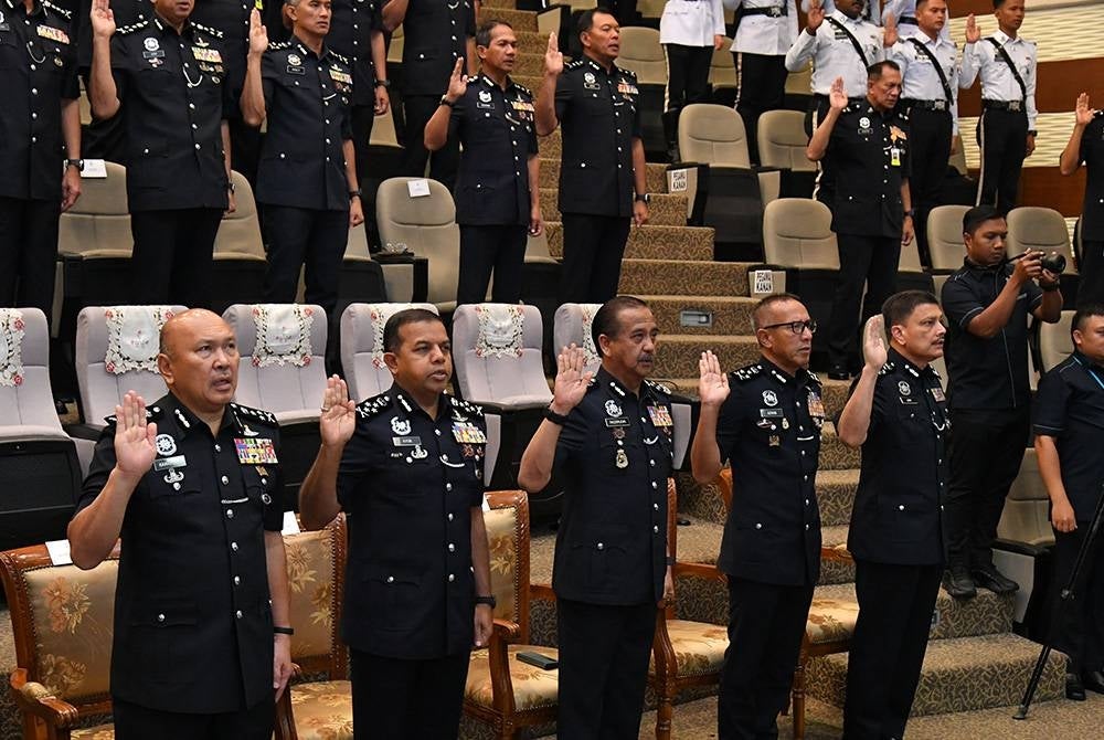 Razarudin (tiga kiri) hadir pada Perhimpunan Bulanan Polis Diraja Malaysia (PDRM) di Bukit Aman pada Khamis.