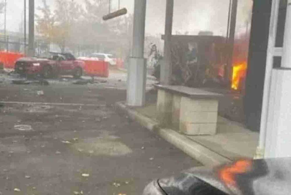 Dua maut manakala seorang pegawai Peronda Sempadan yang berada di pondok di tempat kejadian hanya cedera ringan.