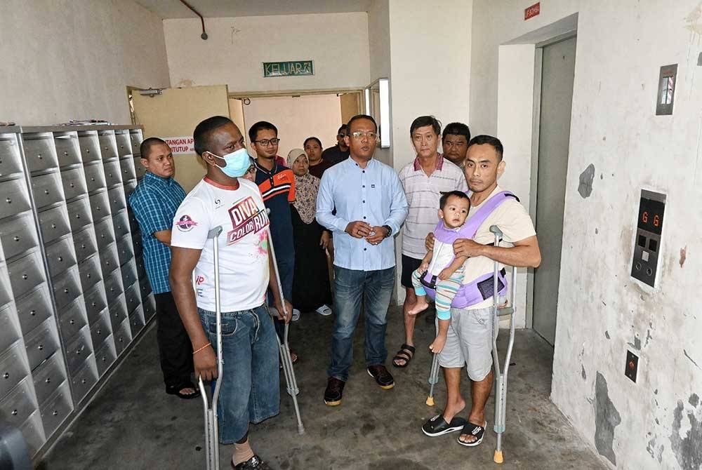 Penduduk melihat lif yang terpaksa menggunakan bantuan generator bagi memudahkan mereka terutama pada waktu puncak selepas bekalan elektrik dipotong.