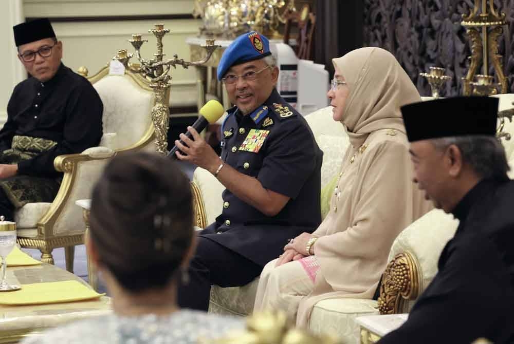 Yang di-Pertuan Agong Al-Sultan Abdullah Ri'ayatuddin Al-Mustafa Billah Shah berkenan bertitah sempena Istiadat Khas Pengurniaan Darjah Kebesaran Negeri Pahang di Istana Negara, pada Khamis. Turut berangkat, Raja Permaisuri Agong Tunku Azizah Aminah Maimunah Iskandariah. - Foto Bernama
