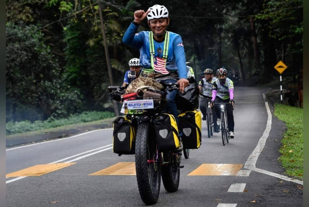 
Abdul Halim memulakan kayuhan di Masjid Jamek Institut Penyelidikan Perhutanan Malaysia (FRIM), pada Khamis. - Foto Bernama