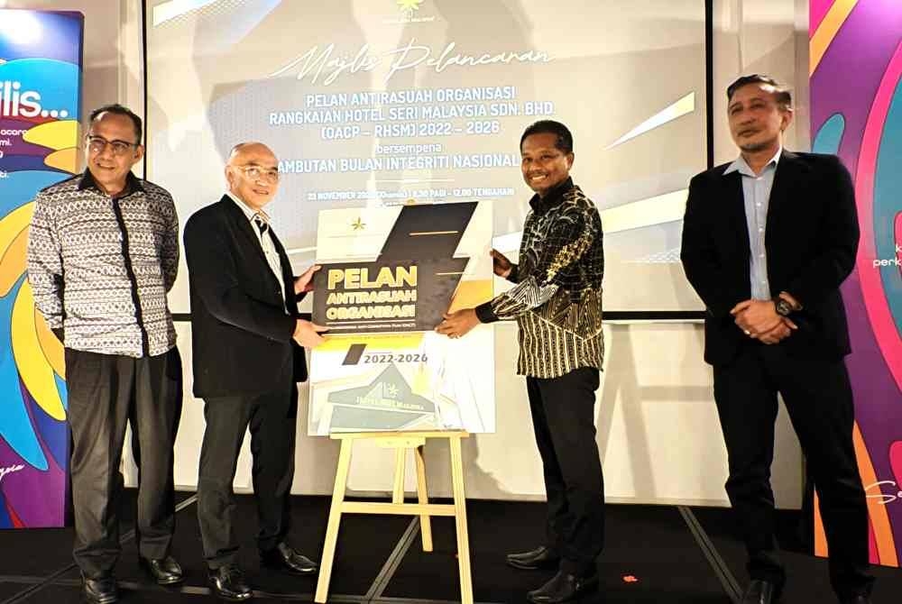 Awgkok Ahmad Taufik Putra (dua dari kiri) merasmikan Program Pelan Anti Rasuah Organisasi Rangkaian Hotel Seri Malaysia Sdn Bhd.