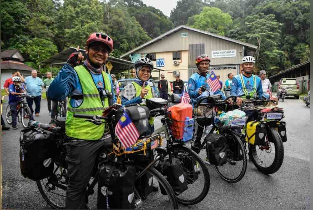 Para peserta Kayuhan Kembara Berbasikal ke Makkah bergambar sebelum memulakan kayuhan di Masjid Jamek Institut Penyelidikan Perhutanan Malaysia (FRIM), pada Khamis. - Foto Bernama