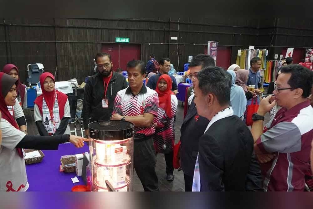 Dr Zaini (tiga dari kanan) melawat pameran semasa Sambutan Hari Kesedaran HIV/Aids Peringkat Negeri Kelantan.