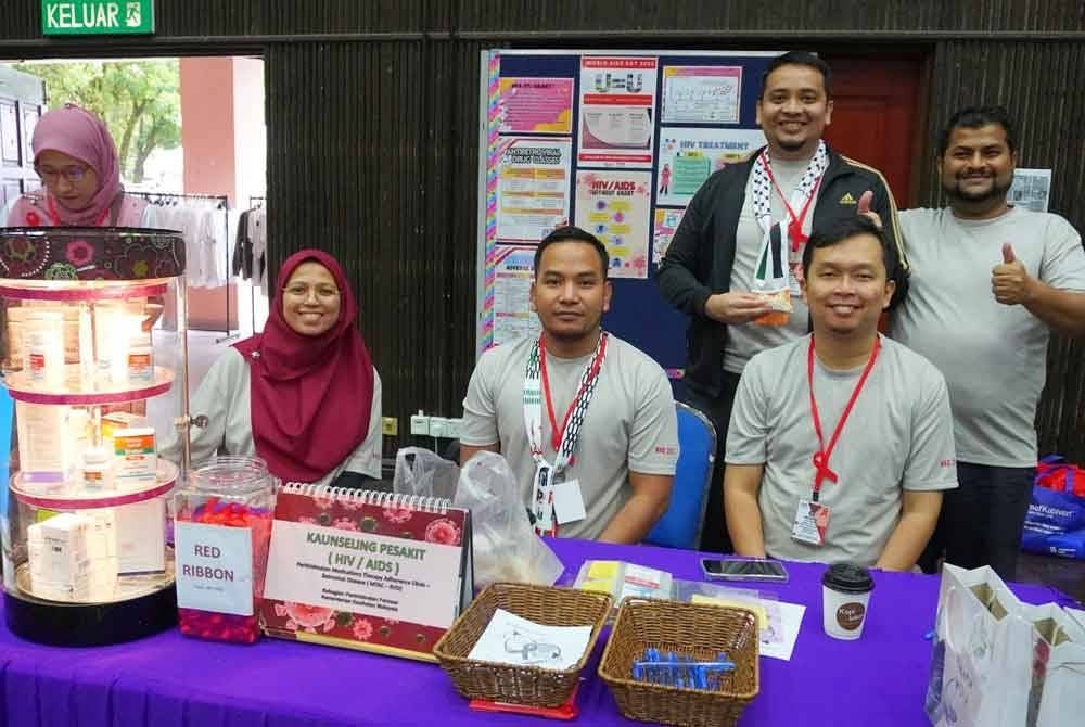 Antara mereka yang menjayakan Sambutan Hari Kesedaran HIV/Aids Peringkat Negeri Kelantan.