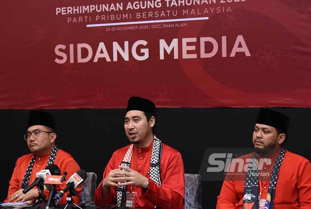 Wan Ahmad Fayhsal (tengah) ketika sidang akhbar sempena Perhimpunan Agung Tahunan Bersatu pada Khamis.