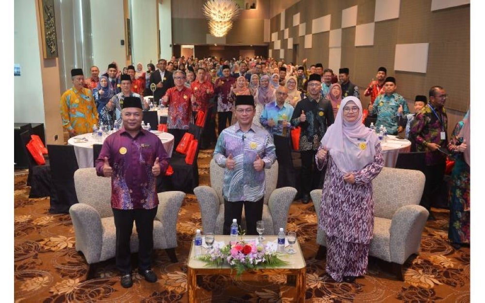 Mohd Na'im (tengah) bergambar bersama peserta Bengkel Etika dan Pengurusan Kaunter Berkualiti 2023 di Hotel Tamu pada Khamis.