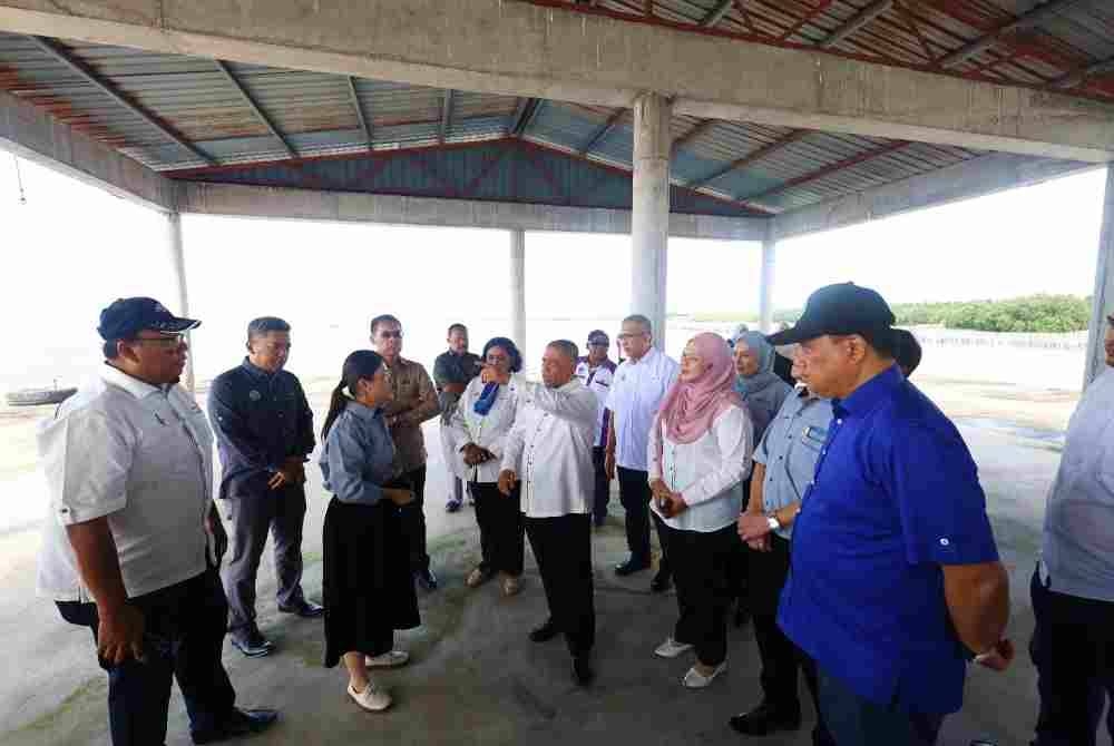 
Saarani (tengah) ketika meninjau pembangunan semula fasiliti Pelabuhan Hutan Melintang pada Khamis.