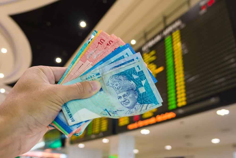Pada 6 petang, ringgit susut kepada 4.6775/6830 berbanding dolar AS daripada 4.6735/6805 pada Rabu. - Foto hiasan