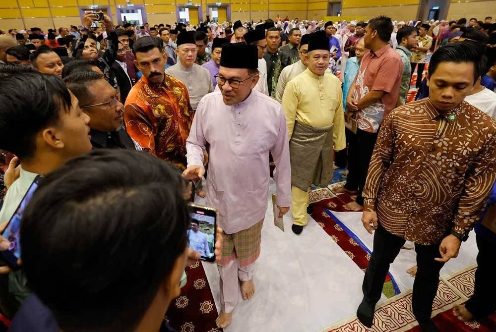 Anwar bersalaman bersama tetamu ketika hadir pada Majlis Kesyukuran Setahun Pentadbiran Perdana Menteri dan Kerajaan Madani hari ini. - Foto Bernama