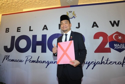 Onn Hafiz (tengah) menunjukkan fail Belanjawan Johor 2024 di Bangunan Sultan Ismail, Kota Iskandar pada Khamis.