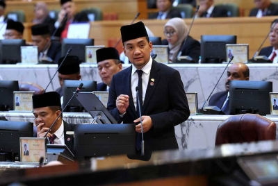 Onn Hafiz membentangkan Belanjawan Johor 2024 di Bangunan Sultan Ismail, Kota Iskandar hari ini. - Foto Bernama