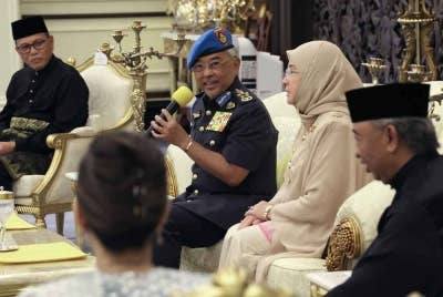 Yang di-Pertuan Agong Al-Sultan Abdullah Ri'ayatuddin Al-Mustafa Billah Shah berkenan bertitah sempena Istiadat Khas Pengurniaan Darjah Kebesaran Negeri Pahang di Istana Negara, pada Khamis. Turut berangkat, Raja Permaisuri Agong Tunku Azizah Aminah Maimunah Iskandariah. - Foto Bernama