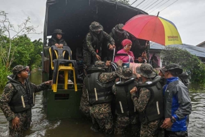 Anggota tentera melakukan operasi memindahkan mangsa banjir yang terlantar sakit akibat strok di Kampung Gong Baru pada Isnin lepas. - Foto Bernama