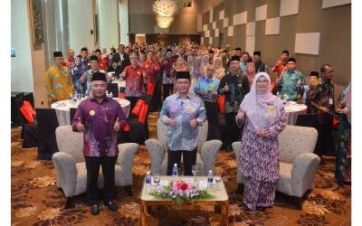 Mohd Na'im (tengah) bergambar bersama peserta Bengkel Etika dan Pengurusan Kaunter Berkualiti 2023 di Hotel Tamu pada Khamis.
