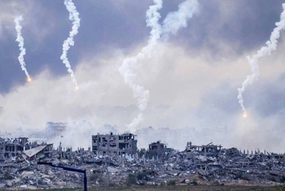 Asap berkepul-kepul selepas serangan Israel di utara Gaza. - Foto AFP