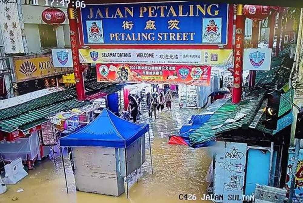 Hujan lebat sejak petang Khamis menyebabkan Jalan Petaling (Petaling Street) di sini yang menjadi tumpuan pelancong dinaiki air. - Foto Facebook DBKL