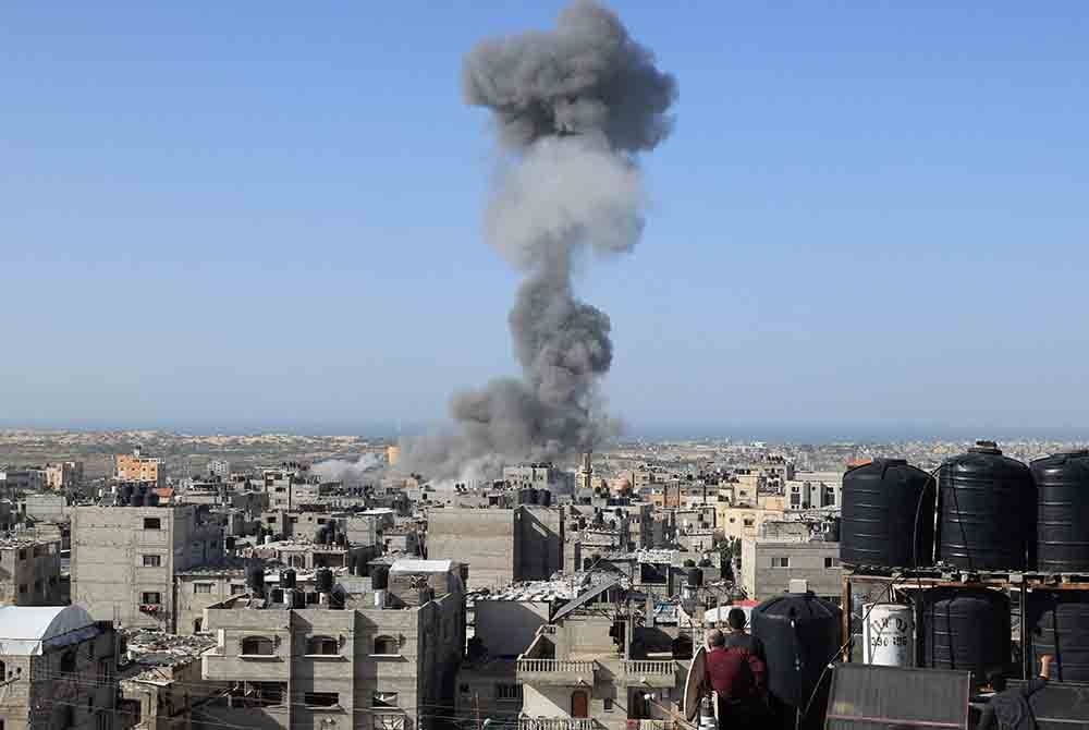 Sebaik sahaja jeda kemanusiaan berkuat kuasa, bantuan akan mula disalurkan melalui persimpangan Rafah dengan penyelarasan Mesir. - Foto AFP