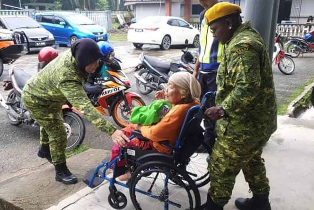 Mangsa terjejas dalam kejadian banjir kilat di Kampung Rantau Panjang, Bestari Jaya dipindahkan pada Jumaat.