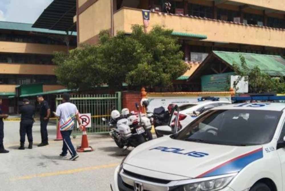 Polis melaksanakan pemantauan di sekolah di sekitar Subang Jaya, Selangor susulan ancaman bom palsu yang diterima baru-baru ini.