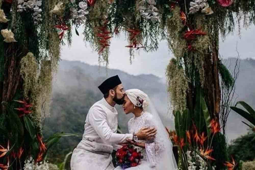 Pelamin pernikahan Yuna dan Adam Sinclair merupakan ilham kreatif Allahyarham Firdaus Othman. - Foto Awani