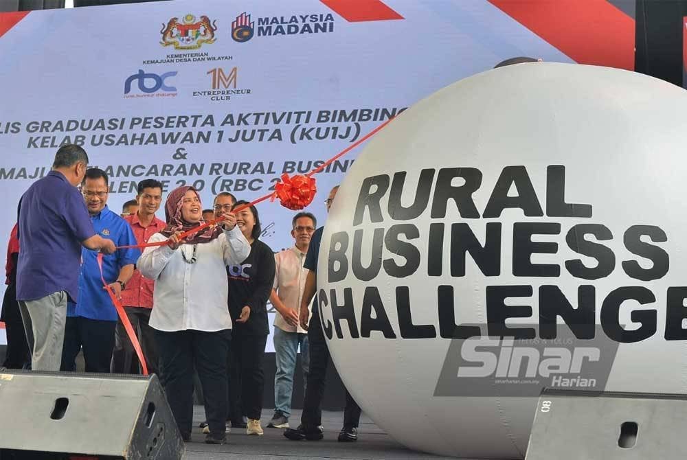 Timbalan Menteri Kemajuan Desa dan Wilayah (KKDW), Datuk Rubiah Wang merasmikan gimik pelancaran Rural Business Challenge 2.0 (RBC 2.O) di perkarangan Anjung Flora pada Jumaat. - FOTO SINAR HARIAN / ASRIL ASWANDI SHUKOR.