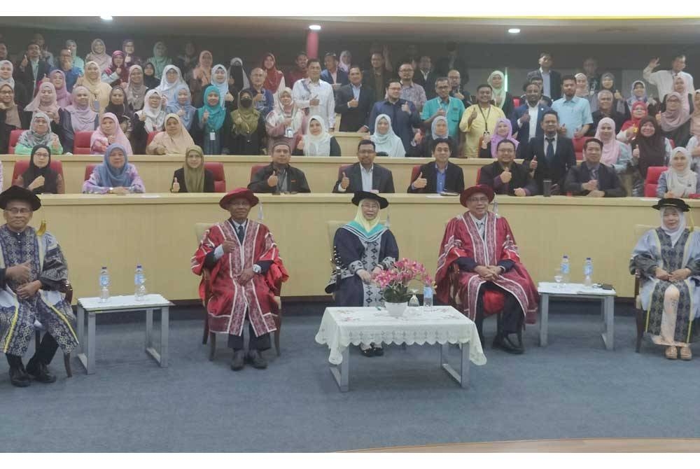 Wan Azizah (tengah) bergambar bersama tetamu yang hadir pada Syarahan Perdana di Unisel Kampus Bestari Jaya di sini pada Jumaat.