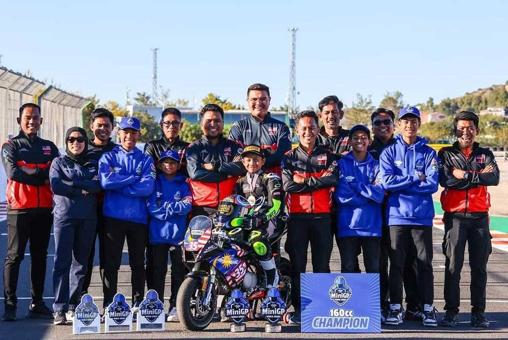 Qabil Irfan bersama Pasukan ZK Racing meraikan kejayaan di Sepanyol.