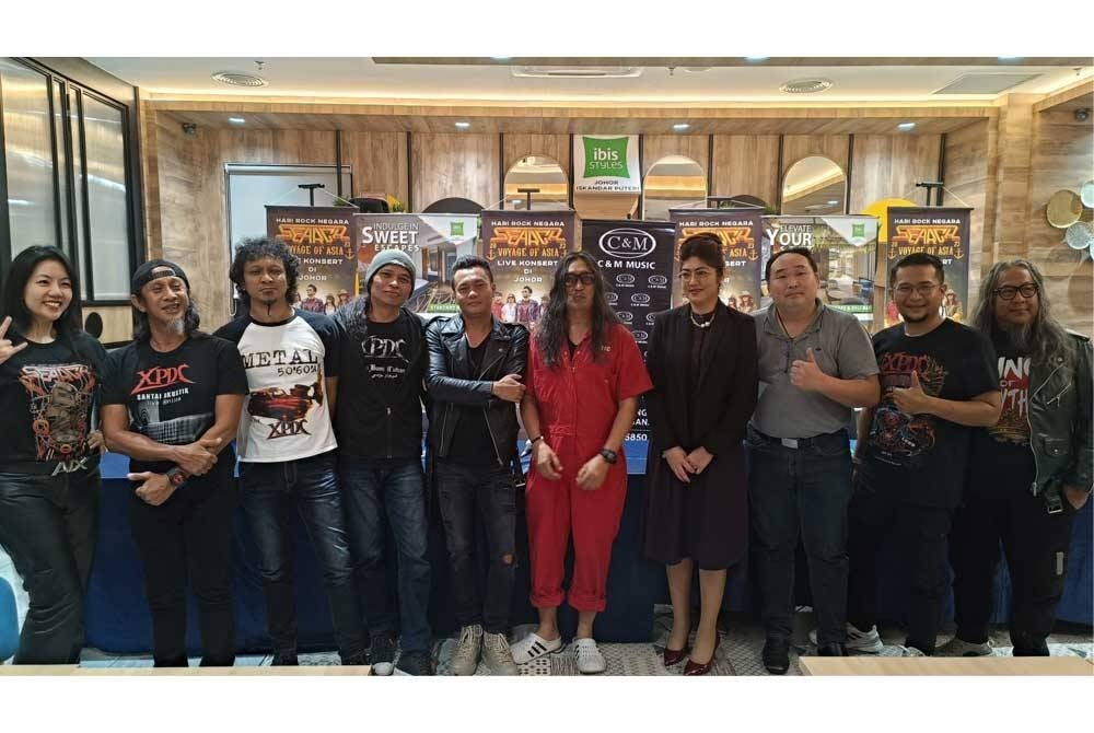 Anggota Search dan XPDC bersama Kombat (kanan sekali) dan pihak pengurusan konsert Search Voyage of Asia sedia 100 peratus untuk persembahan di Kompleks Sukan Educity, Iskandar Puteri pada malam Sabtu.