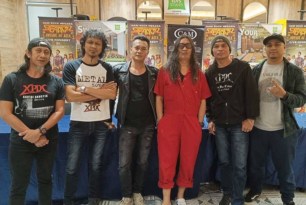 Din (tengah) bersama anggota Search dan XPDC selepas mengadakan sidang akhbar selepas Majlis Makan Malam Bersama Media sempena Search Voyage of Asia dan Hari Rock Negara Edisi Selatan di sebuah hotel di Iskandar Puteri, pada malam Khamis