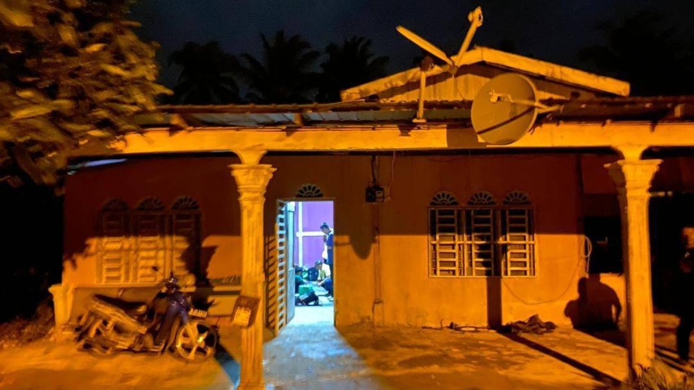 Rumah yang dipercayai menjadi lokasi persembunyian PATI diserbu pada Selasa.