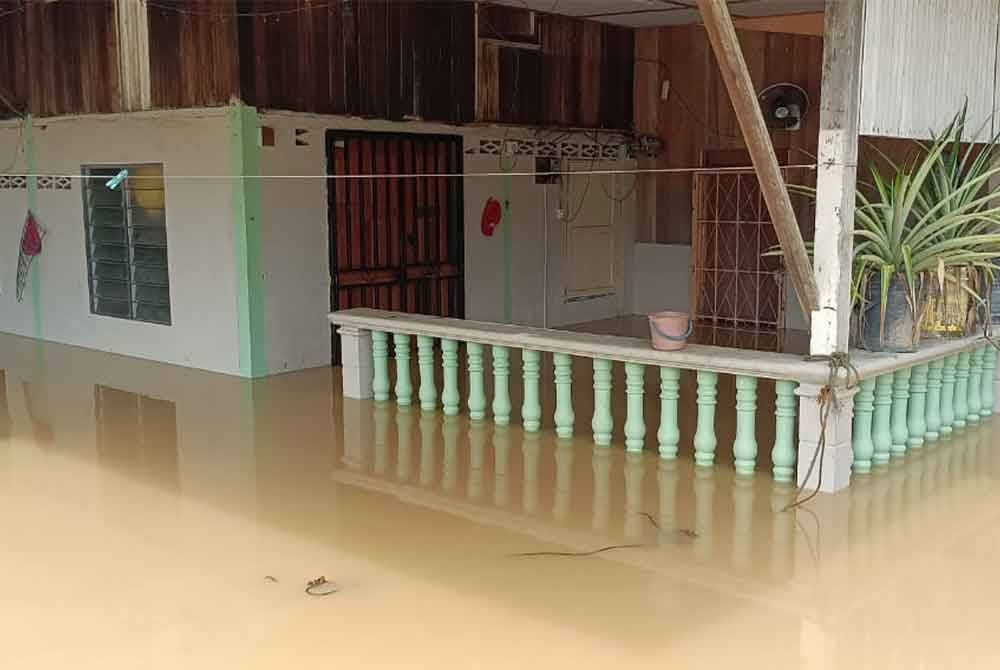 Salah sebuah rumah penduduk ditenggelami banjir pada Jumaat.