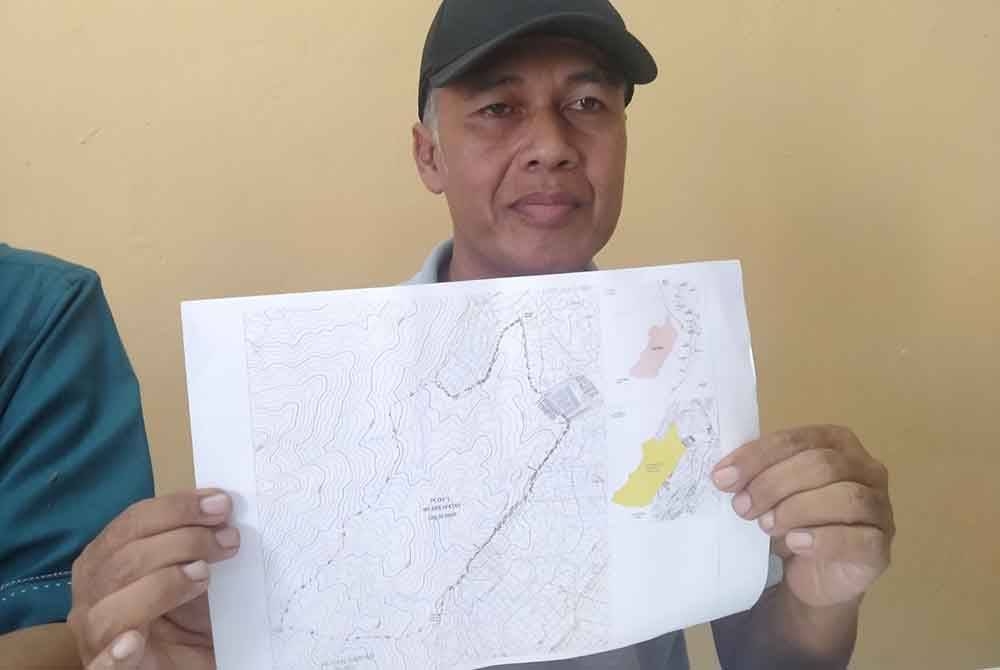 Meor Razak menunjukkan lokasi kawasan Hutan Simpan Kekal Gunung Bubu yang telah dinyahwarta yang sebahagian hutan berkenaan akan ditebang ketika sidang akhbar di Dewan Komuniti Changkat Manong di sini pada Jumaat.