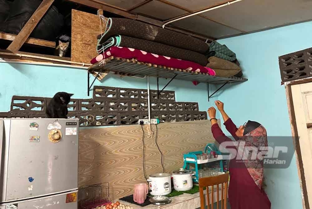 Rak dibina lebih tinggi untuk meletakkan barangan.