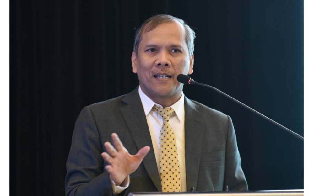 Mad Zaidi menyampaikan kertas kerja mengenai hala tuju komoditi getah negara ketika Seminar Seminar Hala Tuju Pekebun Kecil Getah Negara di Bangi, pada Isnin.