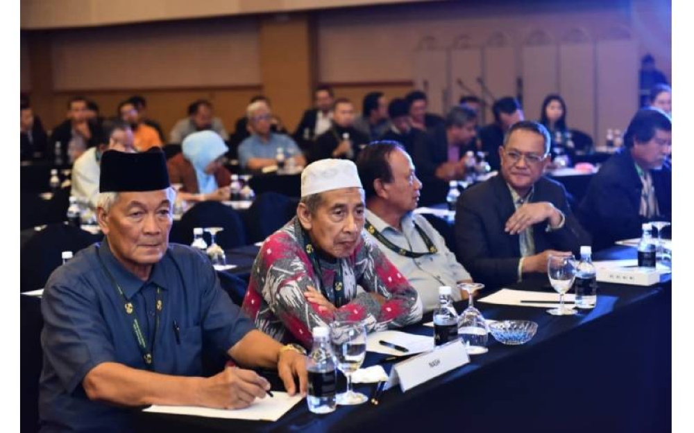  Antara peserta dan wakil agensi yang hadir pada Seminar Hala Tuju Pekebun Kecil Getah Negara anjuran RISDA.